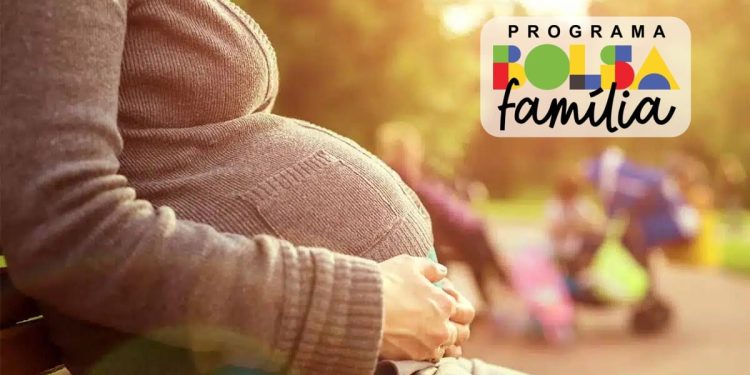 Imagem de uma mulher grávida sentada em um banco, com o logotipo do programa Bolsa Família para gestantes.