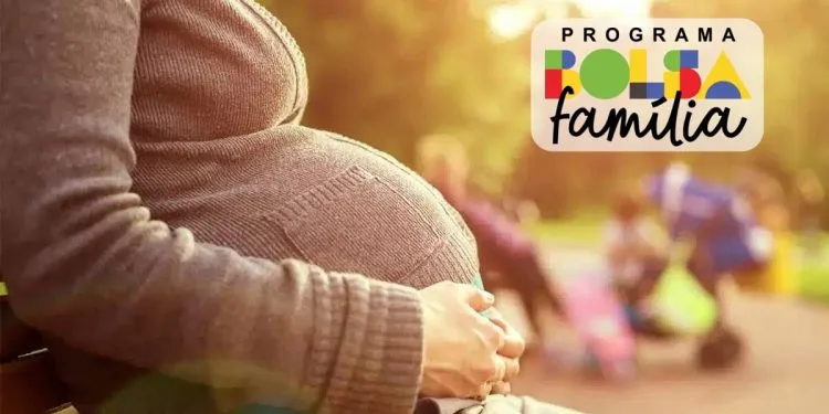 Imagem de uma mulher grávida sentada em um banco, com o logotipo do programa Bolsa Família para gestantes.