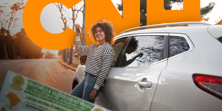 Jovem sorridente ao lado de carro novo segurando a chave, representando conquista da CNH Popular