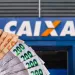 Cédulas de 200 reais e 50 reais com fundo da agência Caixa Econômica Federal, ilustrando o pagamento do Pé de Meia.