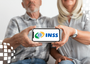 Idosos segurando celular com o aplicativo do INSS.