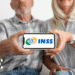 Idosos segurando celular com o aplicativo do INSS.