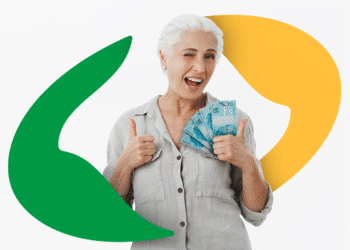 Mulher sorrindo com dinheiro nas mãos, destacando devolução do INSS para beneficiários.