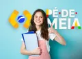 Jovem sorridente segura cadernos com o logo do programa Pé-de-Meia ao fundo, promovendo o benefício regular de pagamentos.