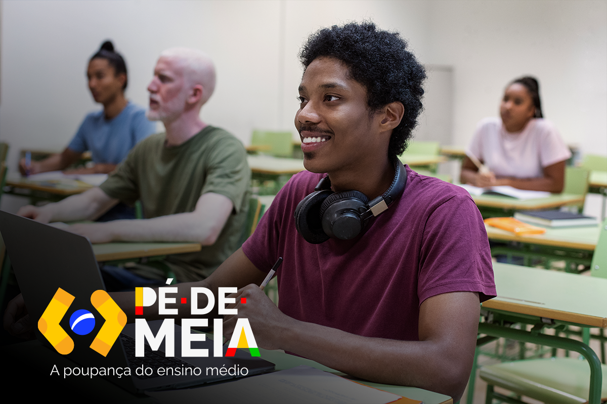 Estudantes participando de atividade em sala de aula com foco no benefício Pé de Meia