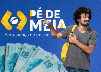 Jovem estudante com mochila segurando cartão do programa Pé-de-Meia e cédulas de R$ 100