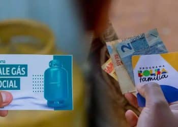 Cartões do Vale Gás Social e Bolsa Família, com cédulas de dinheiro, destacando o benefício adicional de R$ 108 do Auxílio Gás.
