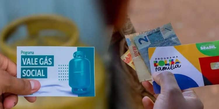 Cartões do Vale Gás Social e Bolsa Família, com cédulas de dinheiro, destacando o benefício adicional de R$ 108 do Auxílio Gás.
