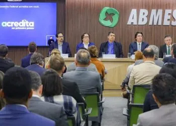 Foto de uma reunião de lançamento da plataforma 'Seu Primeiro Passo' cusos gratuitos, do Governo Federal, com a presença de representantes da ABMES e diversos participantes.