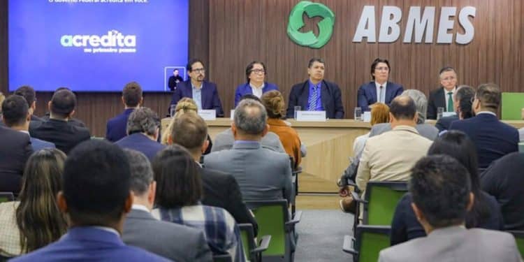 Foto de uma reunião de lançamento da plataforma 'Seu Primeiro Passo' cusos gratuitos, do Governo Federal, com a presença de representantes da ABMES e diversos participantes.