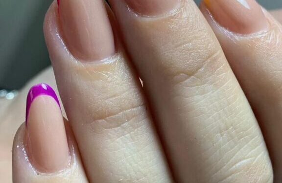 Imagem destacada versões de francesinha moderna para deixar suas unhas irresistíveis em