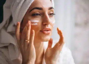 Imagem destacada hábitos “inocentes” que aceleram o envelhecimento da pele sem você notar