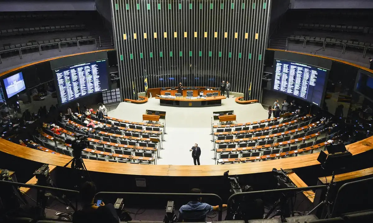 Plenário da Câmara dos Deputados durante tramitação de projeto sobre o SFH