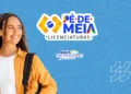 Jovem sorrindo, com livros, representando o Pé-de-Meia Licenciaturas.