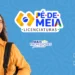 Jovem sorrindo, com livros, representando o Pé-de-Meia Licenciaturas.