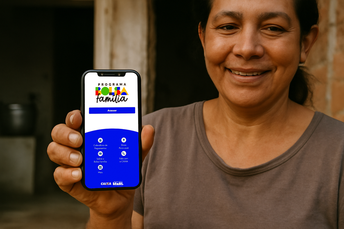 Mulher sorridente mostrando um celular com o aplicativo do Programa Bolsa Família aberto na tela, exibindo opções para consultar pagamentos e informações.
