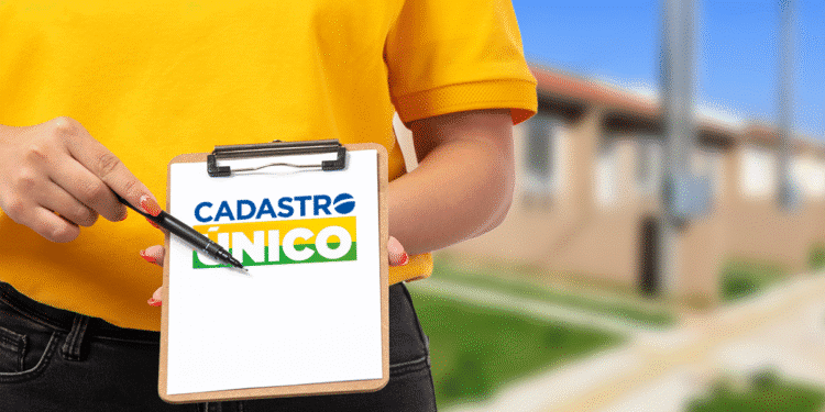 Pessoa segura prancheta com a logo do Cadastro Único destacada, simbolizando a importância da atualização para o Bolsa Família.
