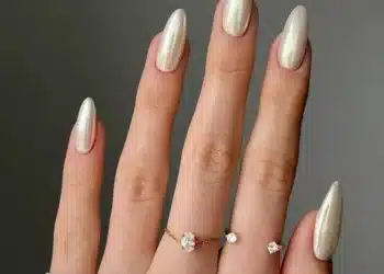 Imagem destacada Esmalte perolado: ideias de unhas brilhantes que vão bombar no seu feed