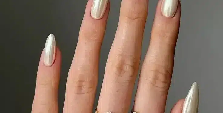 Imagem destacada Esmalte perolado: ideias de unhas brilhantes que vão bombar no seu feed