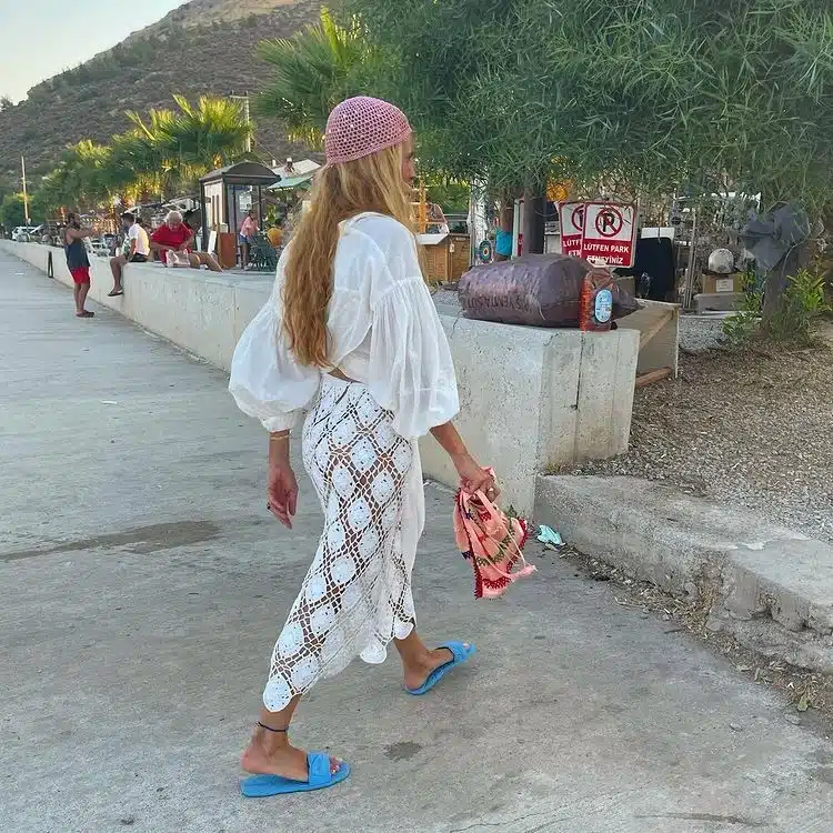 Touca de crochê: o acessório artesanal que vai dominar o verão 2026 - Imagem do artigo original