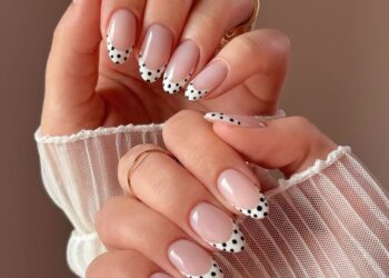 Imagem destacada Unhas com poá: ideias modernas para usar o charme retrô em