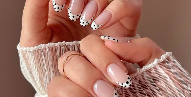 Imagem destacada Unhas com poá: ideias modernas para usar o charme retrô em