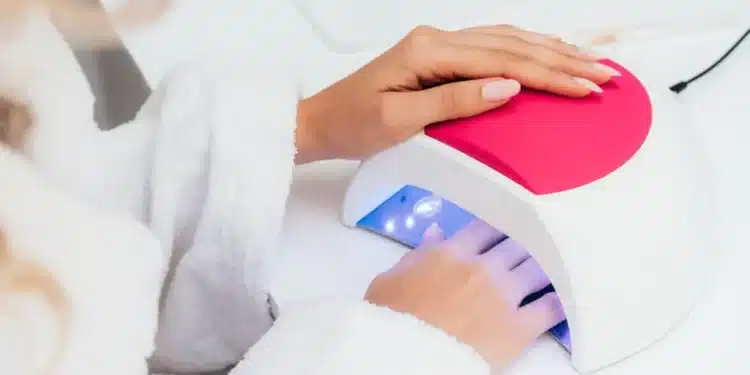 Imagem destacada Unhas em Gel sem Dor de Cabeça: Segurança, Cuidados e Novas Regras