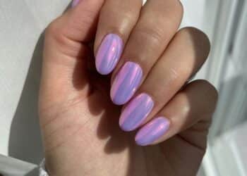 Imagem destacada Esmalte lilás holográfico: guia completo para exibir unhas futuristas o ano inteiro