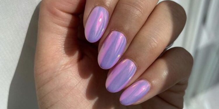Imagem destacada Esmalte lilás holográfico: guia completo para exibir unhas futuristas o ano inteiro