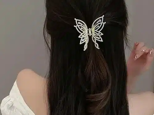 Borboletas no cabelo: presilhas que voltaram dos anos 2000 para atualizar seus penteados 1 Imagem destacada Borboletas no cabelo: presilhas que voltaram dos anos para atualizar seus penteados
