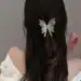 Borboletas no cabelo: presilhas que voltaram dos anos 2000 para atualizar seus penteados 8 Imagem destacada Borboletas no cabelo: presilhas que voltaram dos anos para atualizar seus penteados