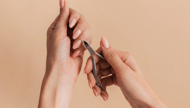 Imagem destacada erros ao fazer as unhas que arruínam sua esmaltação (e como evitá los de vez)