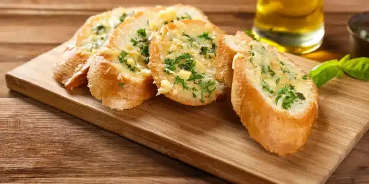 Imagem destacada Pão de alho recheado com ingredientes: a sensação do TikTok para aproveitar pães amanhecidos