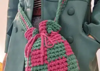 Imagem destacada Bolsas de crochê brilham em : veja os modelos e dicas para usar