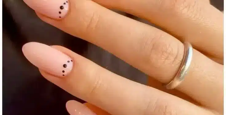 Imagem destacada Unhas minimalistas: domine a nail art discreta que esbanja sofisticação