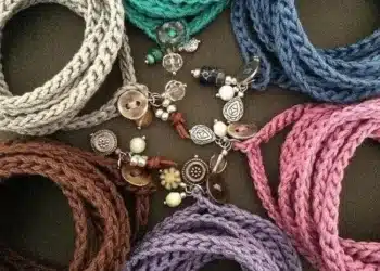 Imagem destacada Pulseiras de Crochê que Vendem: Guia Completo para Produzir e Lucrar Rápido