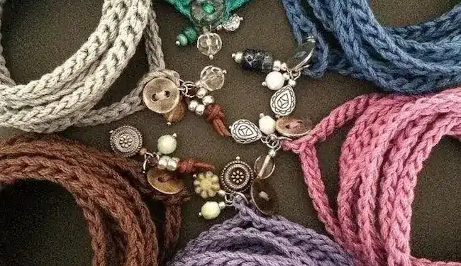 Pulseiras de Crochê que Vendem: Guia Completo para Produzir e Lucrar Rápido 1 Imagem destacada Pulseiras de Crochê que Vendem: Guia Completo para Produzir e Lucrar Rápido