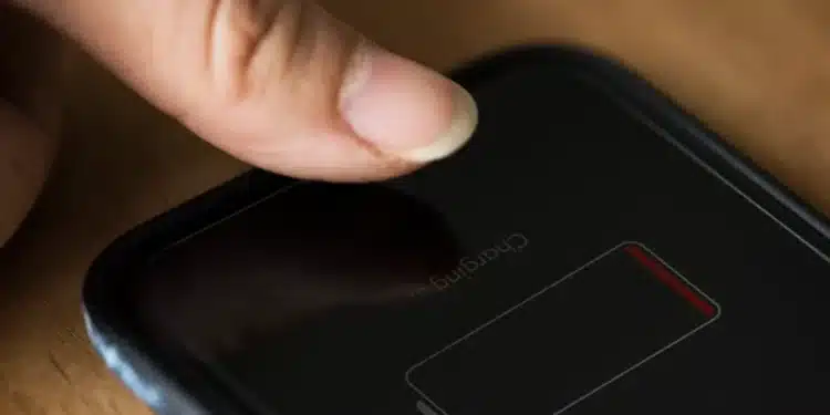 Deixar o telefone plugado até de manhã: entenda os prós e contras de carregar o celular à noite 1 Imagem destacada Deixar o telefone plugado até de manhã: entenda os prós e contras de carregar o celular à noite