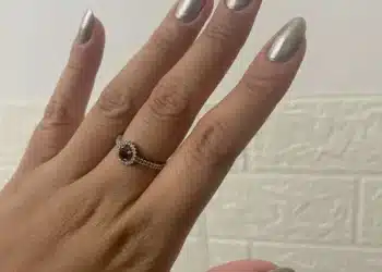 Imagem destacada Esmalte efeito aço escovado: guia completo para aderir à tendência metálica de