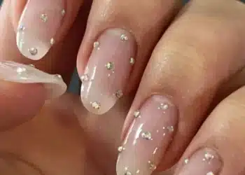 Imagem destacada Unhas com pedrarias minimalistas: brilho sutil que combina com tudo