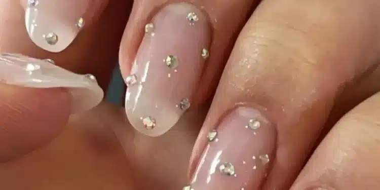 Unhas com pedrarias minimalistas: brilho sutil que combina com tudo 1 Imagem destacada Unhas com pedrarias minimalistas: brilho sutil que combina com tudo