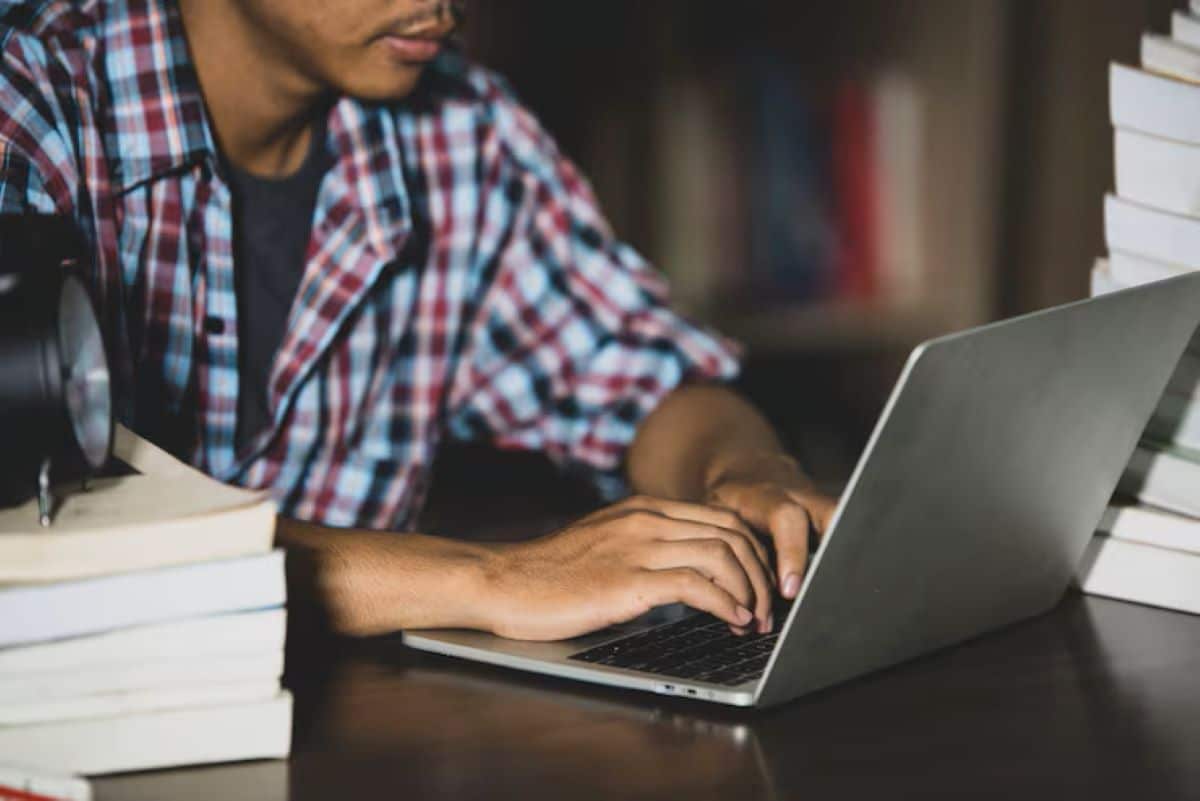 Candidato estudando em frente ao computador para o processo seletivo do IBGE.