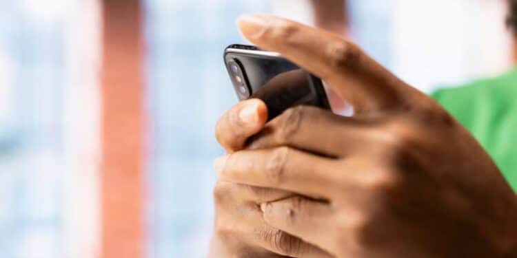 Pessoa usando smartphone para acessar aplicativo de renda extra