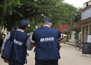 Dois agentes do IBGE em trabalho de campo durante coleta de dados.