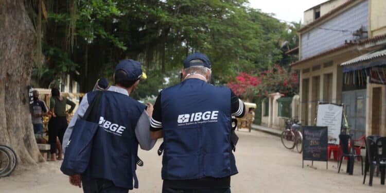 Dois agentes do IBGE em trabalho de campo durante coleta de dados.