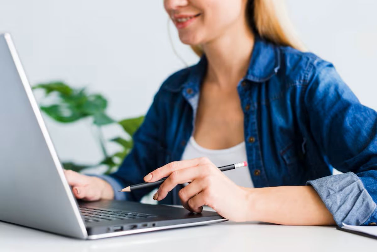 Mulher se inscrevendo para vaga de emprego online em notebook