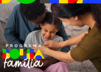Família sorridente com menina, pai e mãe interagindo de forma carinhosa no programa Bolsa Família