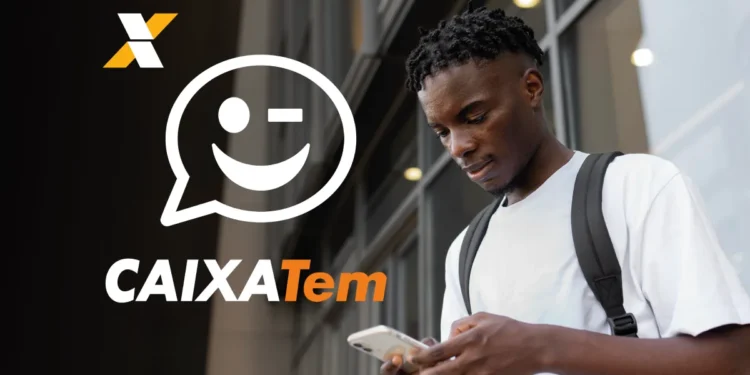 Jovem negro com camiseta branca e mochila acessando o aplicativo CAIXA Tem no celular