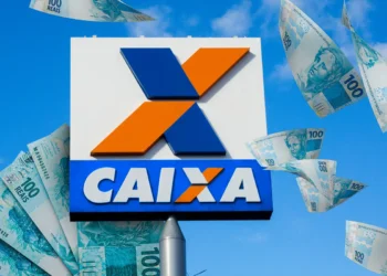 CAIXA libera saque de R$ 6.220 até 27/11 para quem mora em cidade de SP 5 Logo da Caixa Econômica Federal com cédulas de 100 reais voando ao redor em céu azul