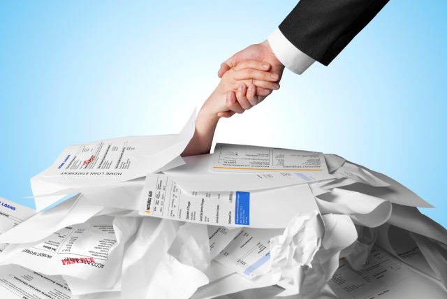 Ajuda financeira: Mão estendida resgata pessoa submersa em contas e boletos de dívidas, representando o mutirão de dívidas. 